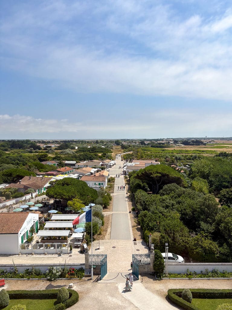 Vue aérienne d'un village français en été.