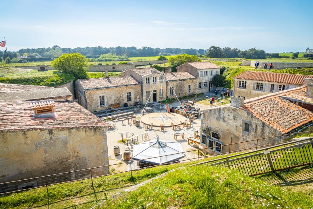 Journée ensoleillée au village historique Charente-Maritime.