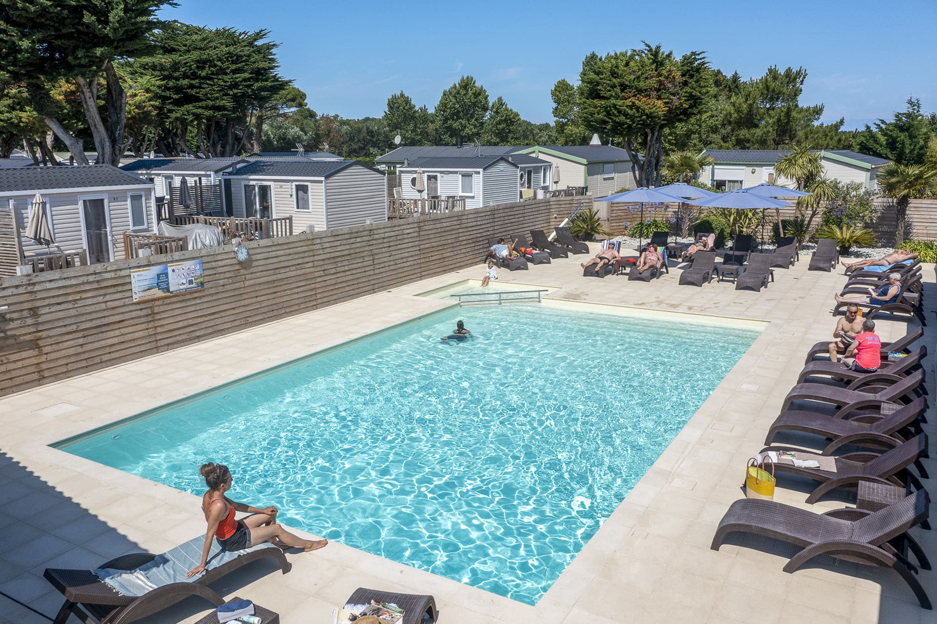 Piscine extérieure avec transats dans au camping les Dunes à Ars-en-Ré sur l'Île de Ré.