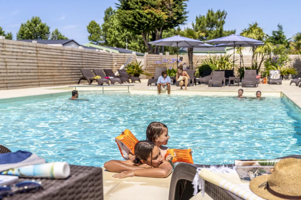 Enfants qui joue dans la piscine du camping Les Dunes