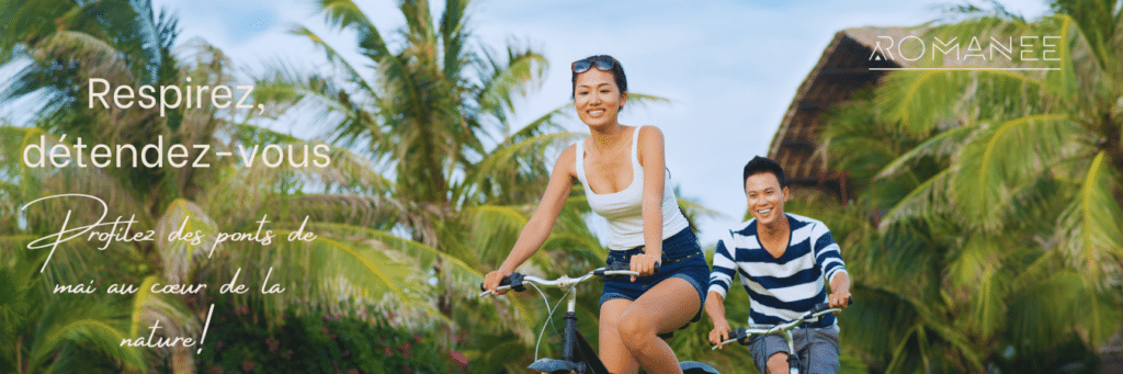 Couple fait du vélo sous les palmiers.