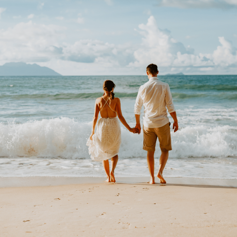 Couple marchant sur la plage au bord de mer.