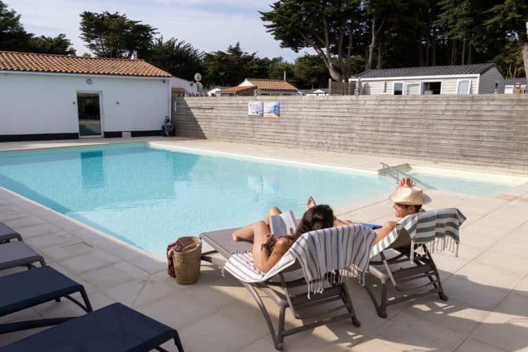 Détente au bord de la piscine ensoleillée