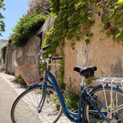 Vélo dans une petite ruelle d'Ars en Ré