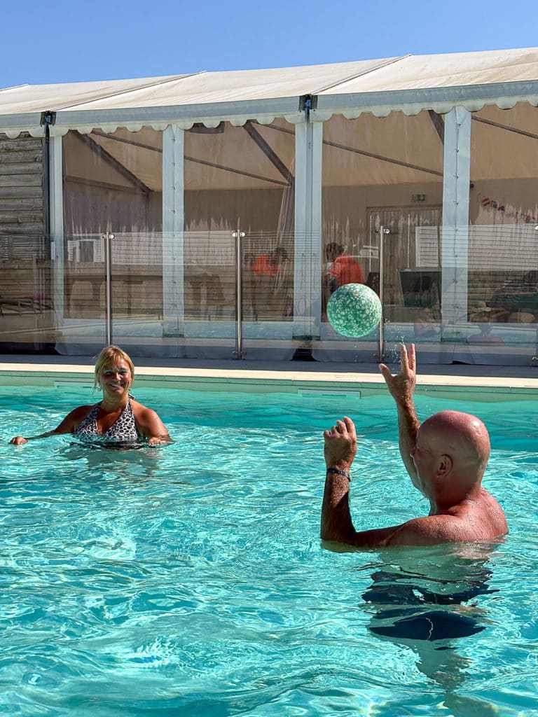 Deux personne qui joue au volley dans une piscine sur l'Île de Ré
