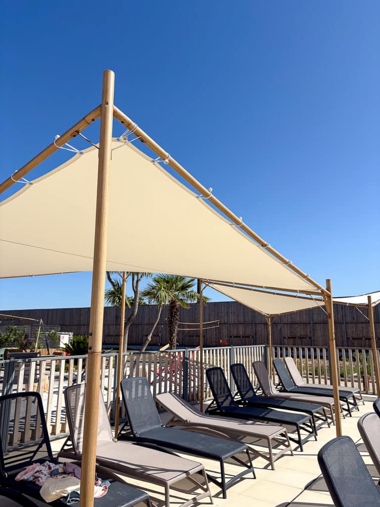 Transat sur la plage de l'espace aquatique du camping Les Dunes