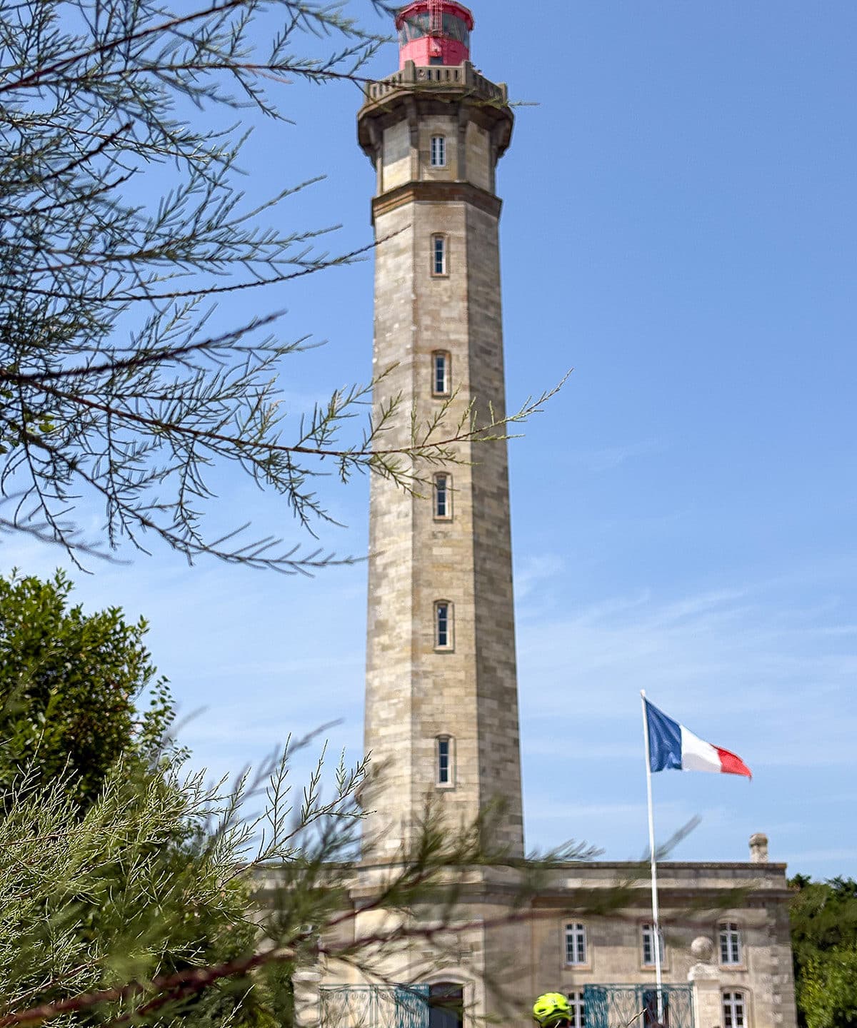 Phare de Ré, France, ciel bleu, drapeau tricolore