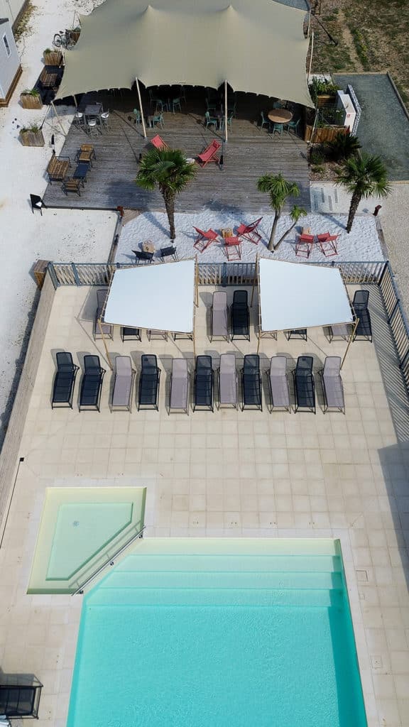 Terrasse et piscine vues du ciel